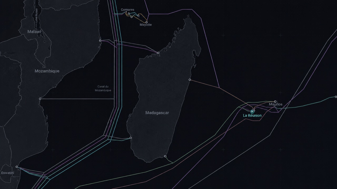 Carte sous-marine de l'océan Indien autour de La Réunion : Madagascar et Mayotte visibles, tracés des câbles sous-marins reliant La Réunion à l'Afrique et à l'Asie.